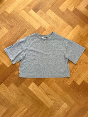 Grå silver glittrig croppad t-shirt - Grå silver glittrig croppad t-shirt från Kappahl, se sista bilden för glittret