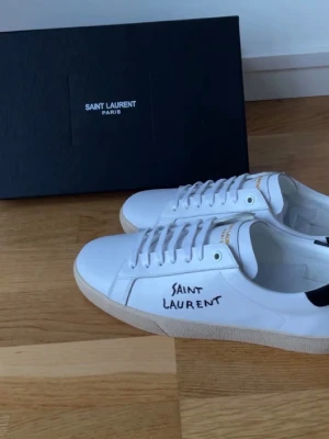 Saint Laurent skor - Bästa kvaliten på marknaden✅ Finns i både 42 & 43😉 Kommer med box📦 Självklart helt nya🤝 1-3 dagar leveranstid📬