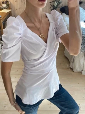 Blus med puffärmar  - SÅÅ snygg