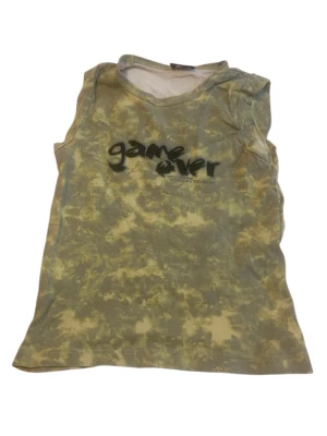 Y2K camouflage top  - Cool ärmlös topp med camouflage-mönster i gröna toner. Tryck med texten 'game over' framtill. Perfekt för dig som gillar 2000tal-stil, y2k och vill sticka ut lite extra :)) skriv vid frågor! 
