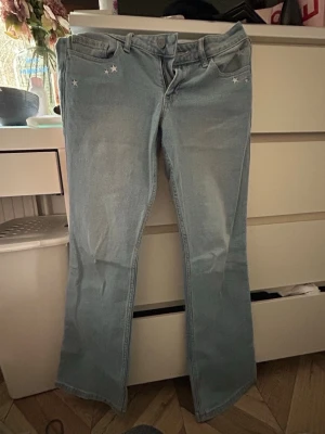 Bootcut jeans Hollister  - Ett par bootcut jeans som är köpta ifrån Vinted, jag har aldrig använt dom och ägaren innan hade knappt heller. De är ifrån Hollister i storlek 38. Brodering med stjärnor på framsidan 