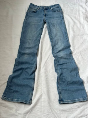 Ljusblå bootcut jeans, Lager 157 - Ljusblå bootcut jeans från lager 157 med klassisk femficksdesign och låg midja. Jeansen har utsvängda ben och är tillverkade i mjuk denim. Perfekta ljusa jeans till sommaren. Diskuterar gärna pris! ✨