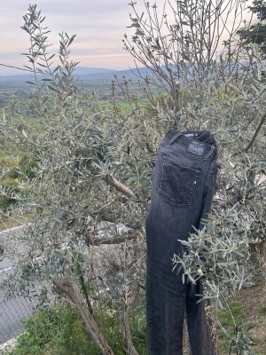 Replay Anbass - Snygga svarta replay anbass👍 Byxorna har en väldigt fint gjort lagning i grenen som kan ses på sista bilden🤝Pris kan diskuteras vid snabb affär❤️