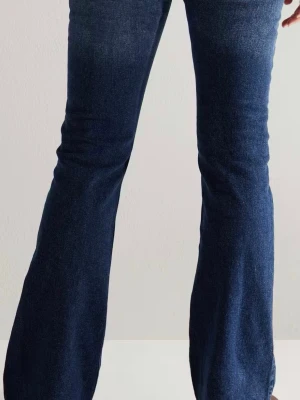 Mörkblå low waist bootcut jeans - Säljer mina jättesnygga jeans ifrån Junkyard. Dom är i nytt skick dock utan prislapp. Nypris: 600 kr   Pris går att diskuteras och hör av er vid frågor 