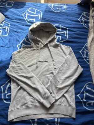 Hoodie - Säljer nu min gråa Jack and Jones hoodie, den har inga defekter och är nästan oandvänd, hör av er vid fler frågor 