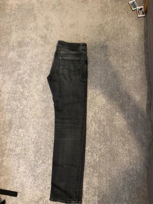 Svarta slim fit jeans från Jack and Jones - Et par gråa jack and Jones jeans i storlek 30x32 ☺️ är i bra skick nästan som helt nya.