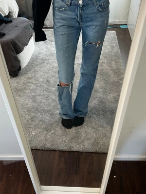 Blå jeans gina - Blåa jeans med hål i från Gina, storlek 36.💓