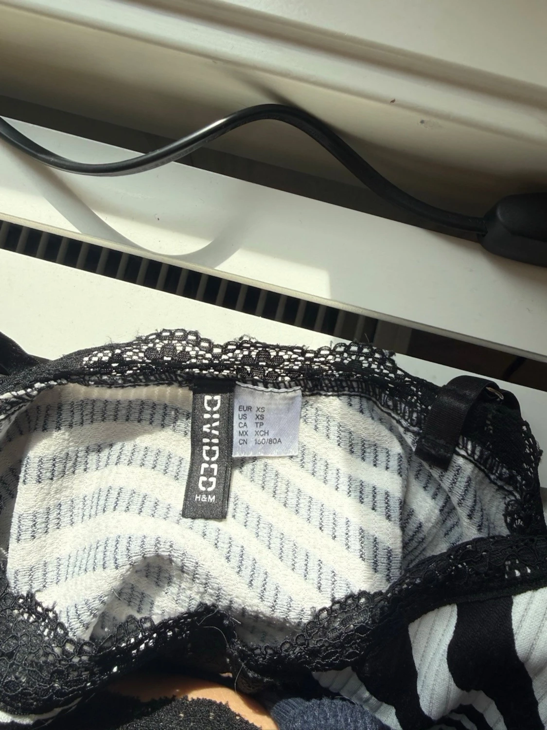 Svartvit ribbad linnetopp med spets, XS - 2