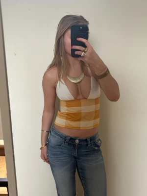 Gul och vit rutig croppad tubtopp - UTFÖRSÄLJNING!!🫶🏼 sydd av mig! säljer denna superfina toppen som är parfekt till våren och sommaren. Passar ca s och man knyter själv i ryggen och nacken🩷 säljer just nu ut saker billigt så kika gärna på mina andra annonser. Ställ gärna frågor! 🌸🩷