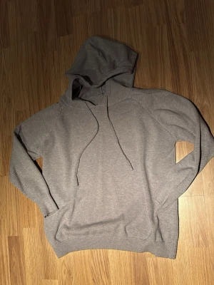 Grå merinoullshoodie - Grå hoodie i merinoull, i storlek Xs och knappt använd. Nypris ligger på 799. Bara att skriva vid fler funderingar. Priset är självklart diskuterbart vid snabb affär!