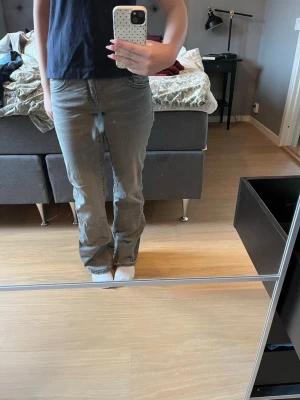 Grå bootcut jeans - Säljer ett par gråa bootcut jeans från Gina Young. De är använda mycket men sitter som de gjorde när jag köpte de och är inte slitna alls. Det är storlek 158/164 men passar mig som brukar ha 34/36. Tryck gärna på köp nu!🫶🏼