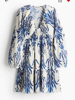 SÖKER i xs - Söker denna hm klänning i storlek xs, om du har den hör gärna av dig så kan vi diskutera ett pris du känner att de är värt att sälja för🥰