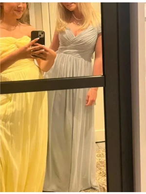 Bal klänning - Blå/pärl färgad balklänning 