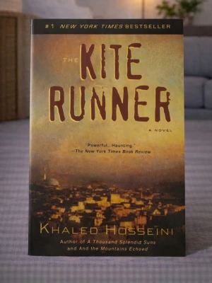 The Kite Runner (Brand new, in English) - Skick: Helt ny bok. Omslag: Pappercover. Storlek: standard (inte pocket). Förpackning: I sitt originala plastomslag. Från: Stockholm. Snabb leverans inom Sverige.