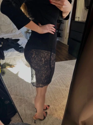 Svart snygg spetskjol från Zara  - Den vackraste spetskjolen 🤍 Storlek S, från Zara (etiketten är avklippt).  Super smickrande och elegant plagg.  #spetskjolen #zara #storlekS #elegantstil #vintagestil #fashionfind