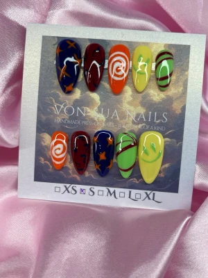 OddMix (S);Medium Almond - Unika press-on naglar i mixade färger som blå, röd, orange, gul och grön. Designen har swirl-mönster, stjärnor och smileys på medium långa, almond. Handgjorda och perfekta för dig som vill sticka ut med kreativa och lekfulla naglar.S: 15 mm, 11,5 mm, 12 mm, 11 mm, 9 mm 