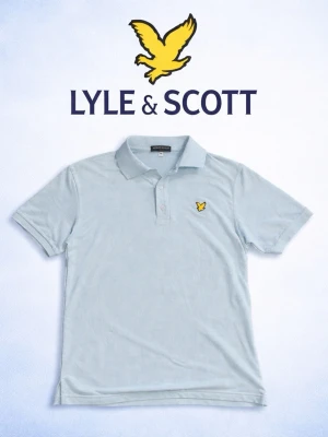 Lyle & Scott  - Säljer denna snygga Lyle & Scott Pikétröjan. I fint skick inga skador eller fel på den. Skickar alltid inom 24h 📦🚚.        Mått 📏B=40cm L=65cm
