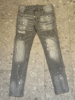 Dsquared2  - Dsquared2 jeans grå i helt nytt skick utan lappar de är i storlek 30 den sitter bra på folk som är 165-170