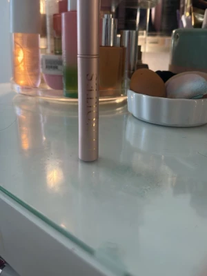 Stila mascara i ljusrosa tub - Jag köpte för drygt 500, använd 2-3 gånger. Säljer pågrund av att jag har dubbletter❤️