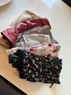 6 par shorts  - 4 par shorts från h&m i storlek S (passar mig som har xs/s), mycket väl använda. Beiga shorts i storlek S petite (passar mig som är xs), endast använda vid ett tillfälle. Röda shorts i storlek XS, endast testade 🤎 ▪️ TikTok: Ginise 💫  