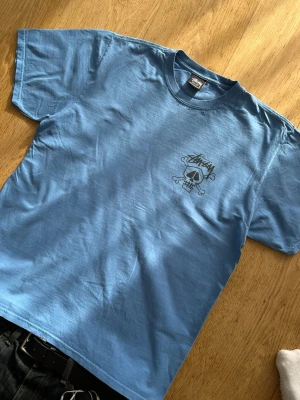 Stussy t-shirt - Säljer denna extremt snygga stussy t-shirten🙌 Storlek: M Skick: 8/10 🔥  Har några få hål vid kragen  💬Skriv vid frågor! 💸 Pris kan diskuteras vid snabb affär! 📦 Skickas snabbt!