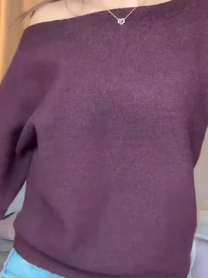 Vinröd tröja  - Jättefin o skön snedskuren vinröd stickad tröja från Nelly. Använd några gånger, inga defekter förutom att det är lite nopprig. Super mysig o passar bra till vardags. Originalpris 400kr. Kom privat för fler bilder 🩷