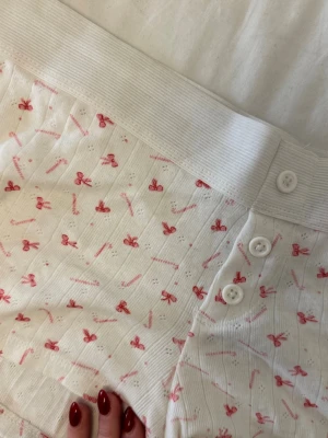 Mjukis shorts - Mjukisar från Gina Tricot. Lågmidjade och shorts. Jätte fina men kommer ej till användning. Storlek 170 passar xs-m. Har aldrig använt dom. 