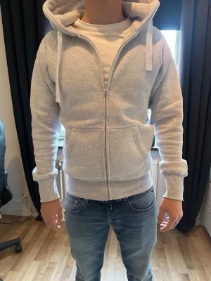 Russemertch hoodie - Säljer denna gråa Russemertch zip hoodie i storlek M, passar även folk som har s. Använd Max 5 gånger. Finns inga defekter på plaget. Skriv om ni undrar något!