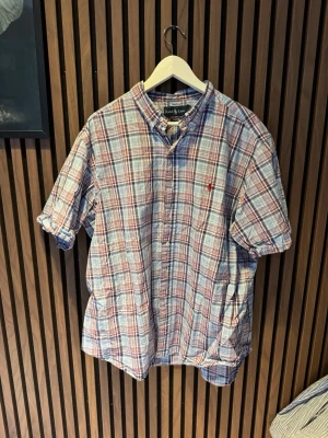Ralph Lauren skjorta - Skicket är bra och den är i storlek L. Kontakta gärna vid frågor 🙌