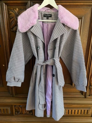 SOCKERSÖT TRENCHCOAT  - Sååååååååå söt jacka verkligen. Använd en gång. Passar som M också 100%