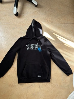 Svart hoodie från Supply & Demand - Svart hoodie från Supply & Demand, rikigt snygg och skön kan gå ner i pris vid snabbt köp.