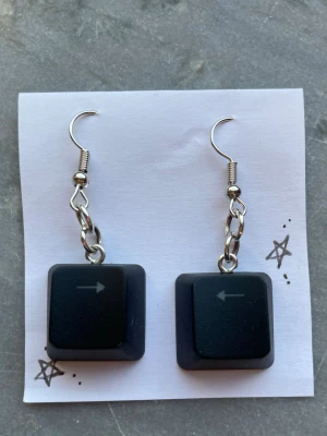 Örhängen av keycaps - Örhängen av keycaps gjorda av mig💕