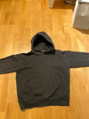 Svart hoodie med magficka - Säljer en svart hoodie med magficka.  Har haft ett litet hål vi högerarmen men det är ihoppsytt och syns inte. Kontakta mig vid frågor