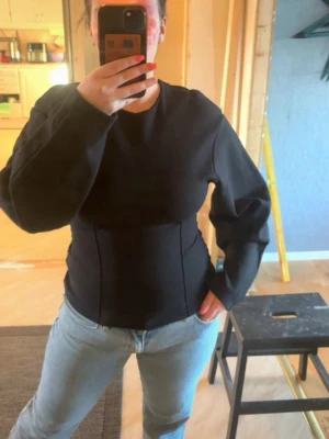 Figurnära tröja  - Fin figur nära långärmad tröja från Zara. Använd en gång. Storlek S