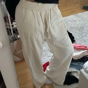 Vita linnebyxor från Brandy Melville - Ett par supersköna vita linnebyxor från brandy. Bara använt en gång, så det är superbra skick. Köpte för 600kr. Kan gå ner i pris💕