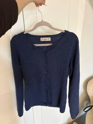 Mörkblå kashmirkofta  - Säljer min mörkblåa Kashmir kofta som jag fått sååå mycket användning för! Jätte för i sommar🤩🤩