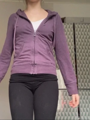 Zip hoodie  - Jätte snygg men används inte längre. Har några fläckar typ (se bild), men de går nog bort i tvätten. Skriv om du undrar något och kolla gärna in min profil 😊💕