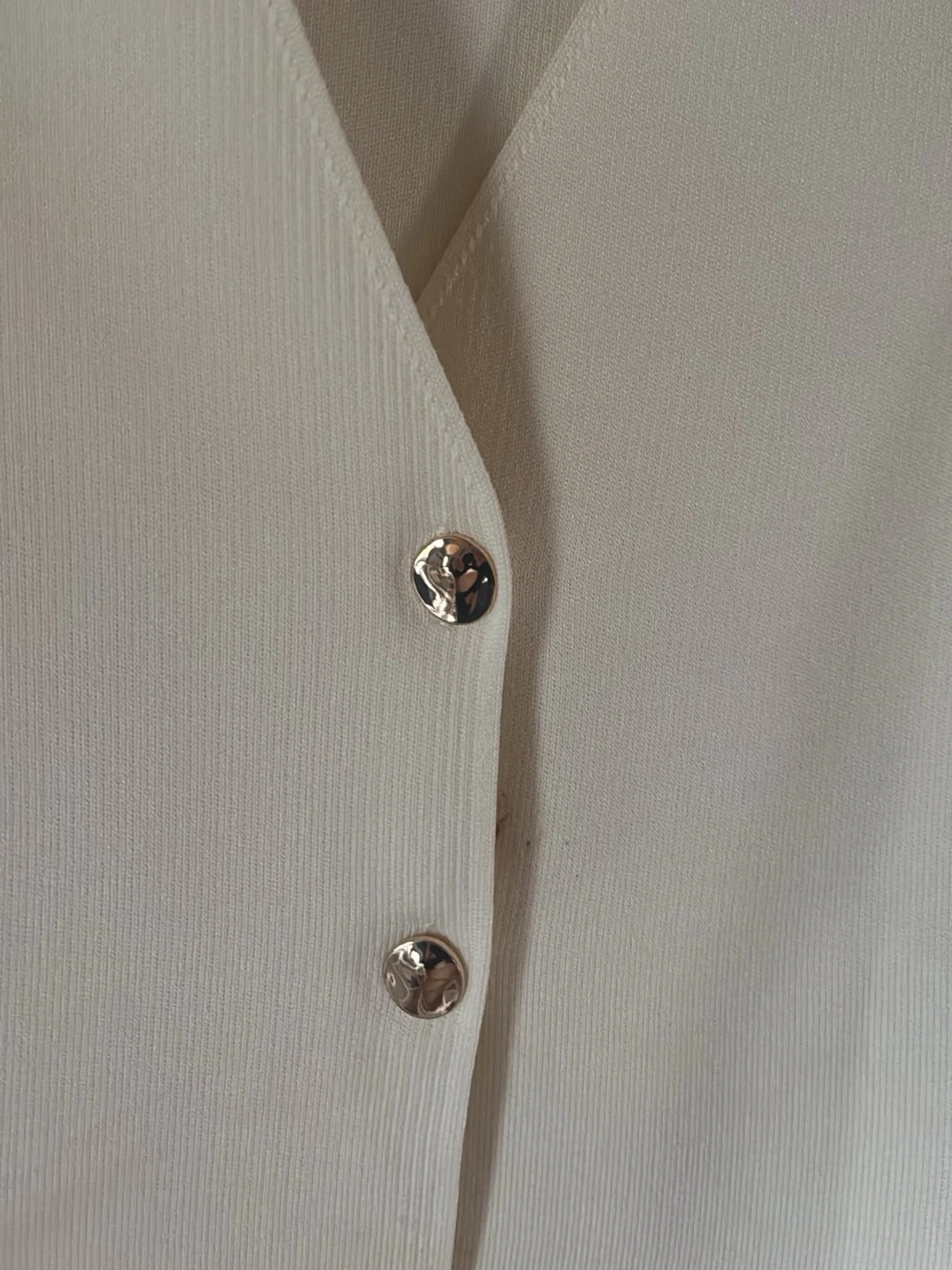 Vit v-ringad blus med knappar - 1