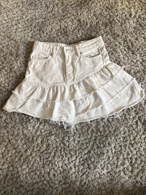 Jeanskjol - Jätte fin jeanskjol från Ginatricot som inte säljs längre. Vit/krämvit. Storlek 32. Perfekt för sommaren 🌸💐