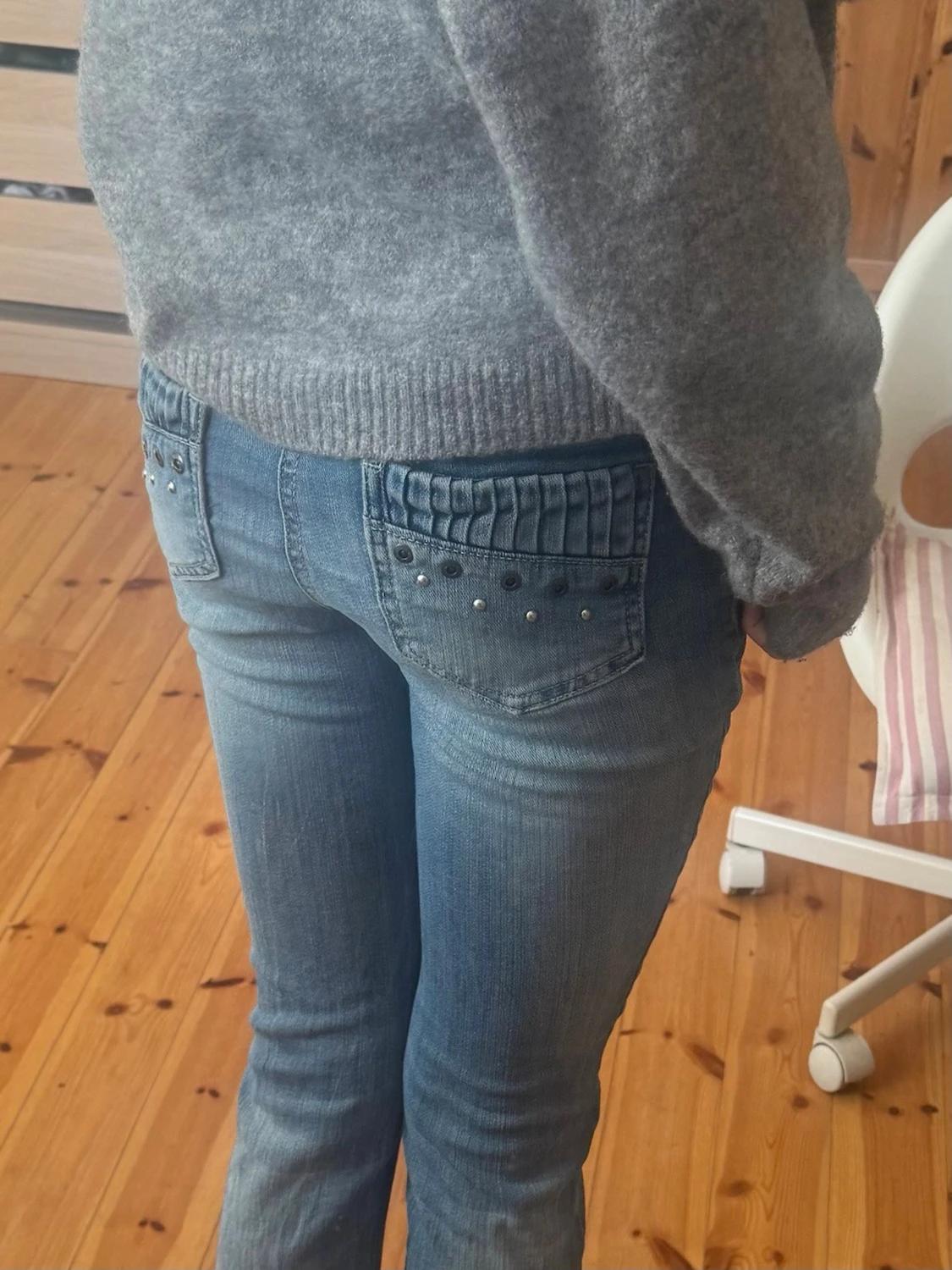 Blå bootcut jeans med nitar - 2