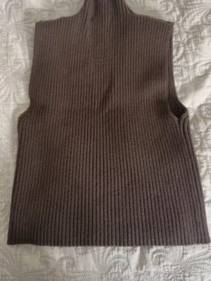 Brun ribbstickad tröja - Mysig brun ribbstickad tröja ifrån Zara.