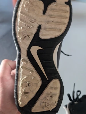Nike golfskor svart/vit EUR 39 - Snygga Nike golfskor i svart och vitt. Urväxta och använda max 10ggr.