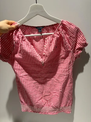 Rutig blus från Tommy Hilfiger - En rosa rutig blus från Tommy Hilfiger, den är så söt och fin men den är lite för liten för mig tyvärr. Passar någon som bär en liten XS 
