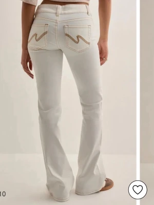 Nelly vita bootcut jeans  - Säljer ett par vita bootcut jeans från Nelly. De är perfekt lågmidjade och passar både storlek 36 och 38. Jag fick dem av en kompis och vill gärna bli av med dem då de inte passade. Säljer därav billigt och orginalpriset är 699. Har inga märkbara fläckar.  