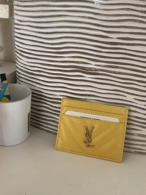 Gul kortfodral  - Säljer en gul korthållare