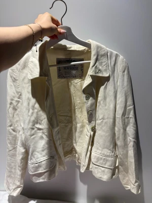 Krämvit kavaj från Newhouse - En kavaj från New House, den är lite nedgången då jag använt den. Men annars är den så fin och funkar perfekt. Cremevit