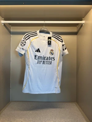Real Madrid hemma ställ - 👕Storlek:S Namn: MBAPPE#10 Badge: Champions League  📦Fraktar samma eller nästa dag. 💬 SKRIV OM NI HAR FRÅGOR!
