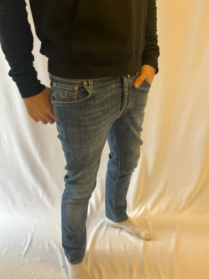Jacob Cohën Jeans - Tja!                                                                          Säljer nu dessa väldigt eftertraktade Jacob Cohën jeans 688 i blått med vit hästpäls patch där bak. Jeansen är i mycket bra skick. Se storlek nedan.                                                                             Nypris: Ca 5000kr                                                 Säljs för: 899kr                                                                Tveka inte att höra av er vid frågor eller intresse