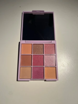 Steve Laurant Celebration ögonskugga - Säljer en Steve Laurant Celebration Edition ögonskuggspalett med 9 färger i rosa, lila, guld, brons och nude toner. Paletten har både matta och skimriga nyanser och kommer i en snygg ljuslila ask med spegel i locket.