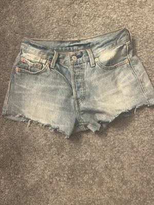 Levi's ljusblå jeansshorts - Säljer ett par klassiska ljusblå jeansshorts från Levi's💕 säljs inte längre 